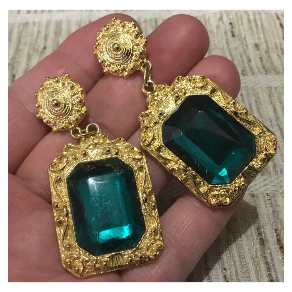 Beautiful Emerald Green Gem Gold Studded Earring - Picture 3 of 8